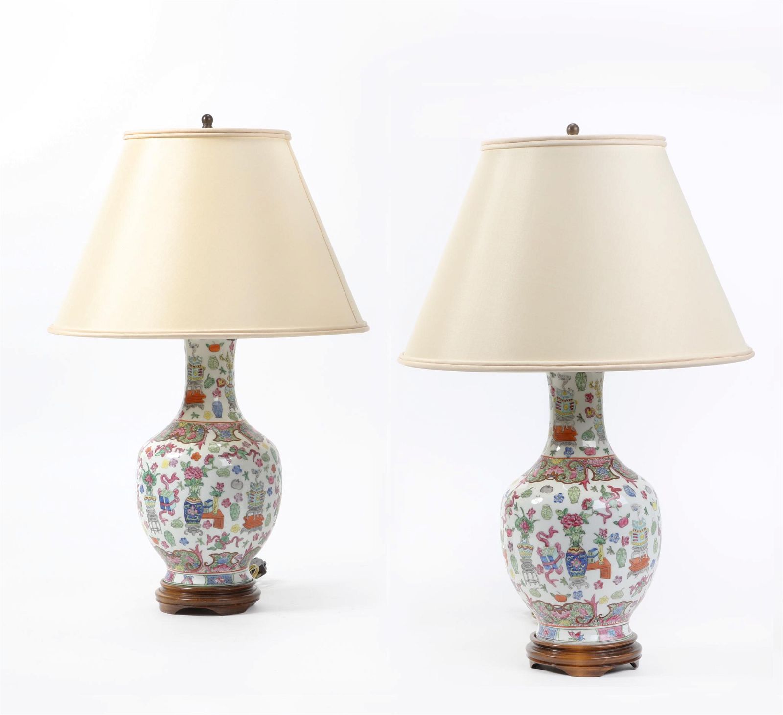 A PAIR OF CHINESE FAMILLE ROSE
