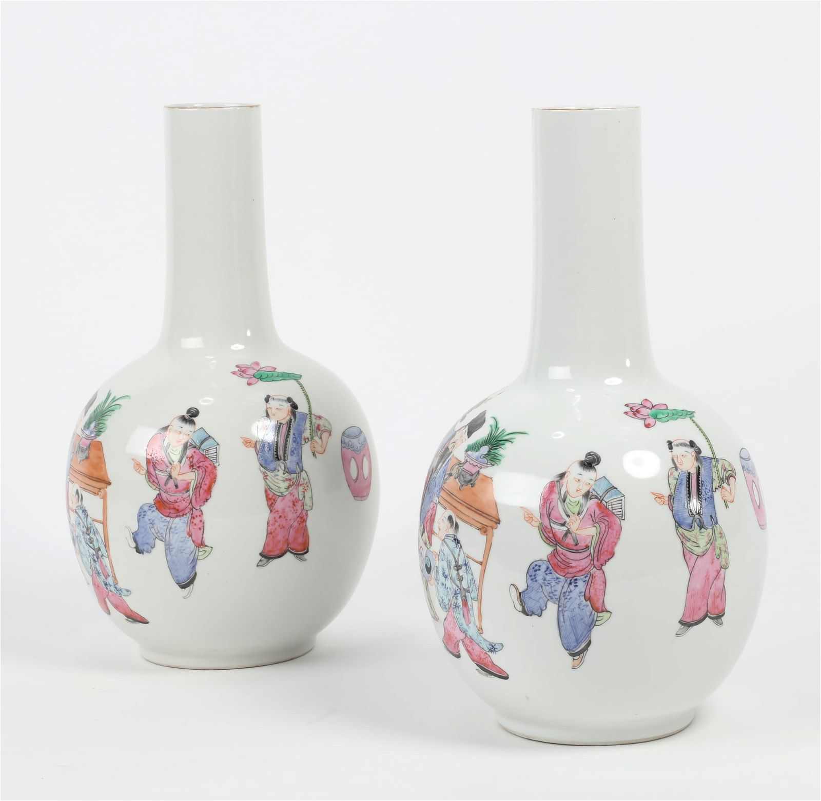 A PAIR OF CHINESE FAMILLE ROSE