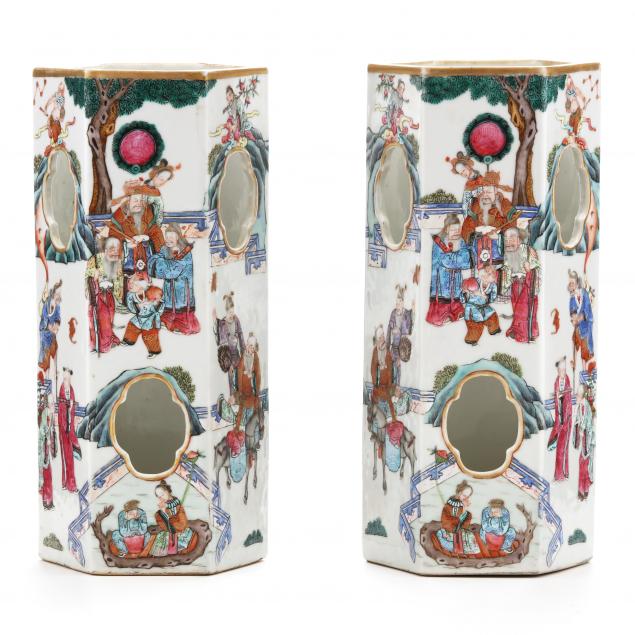 A PAIR OF CHINESE FAMILLE ROSE