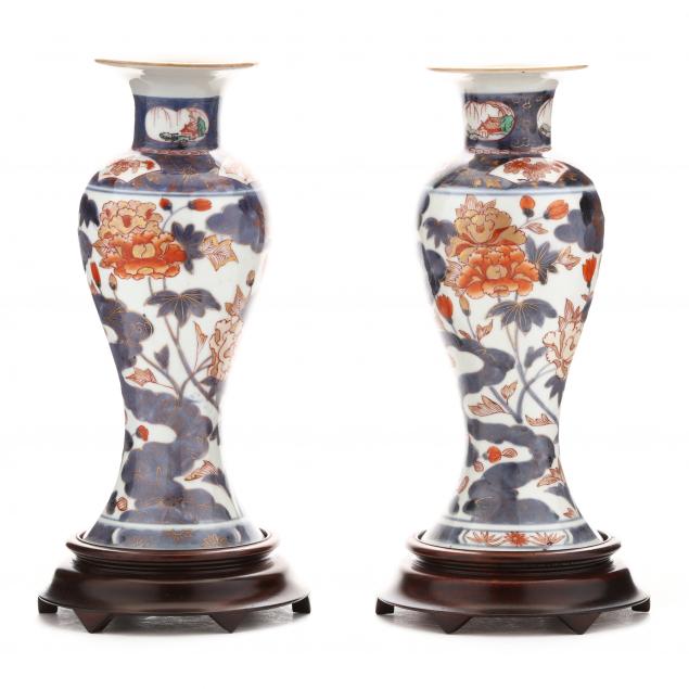 A PAIR OF CHINESE IMARI PORCELAIN