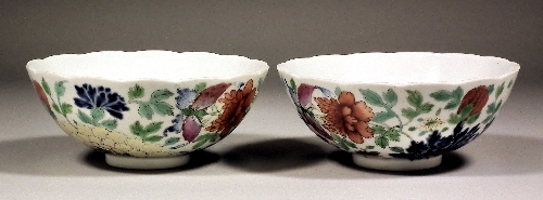 A pair of Chinese porcelain bowls