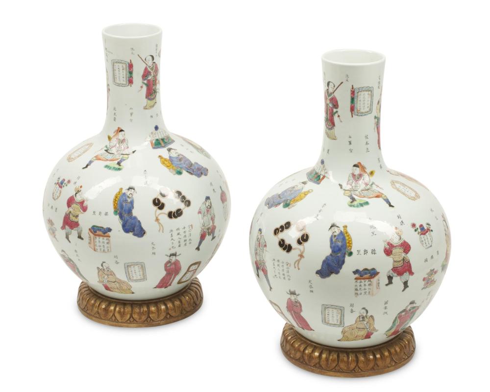 A PAIR OF CHINESE PORCELAIN