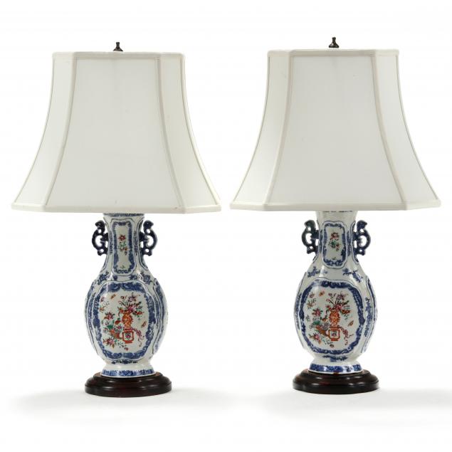 A PAIR OF CHINESE PORCELAIN