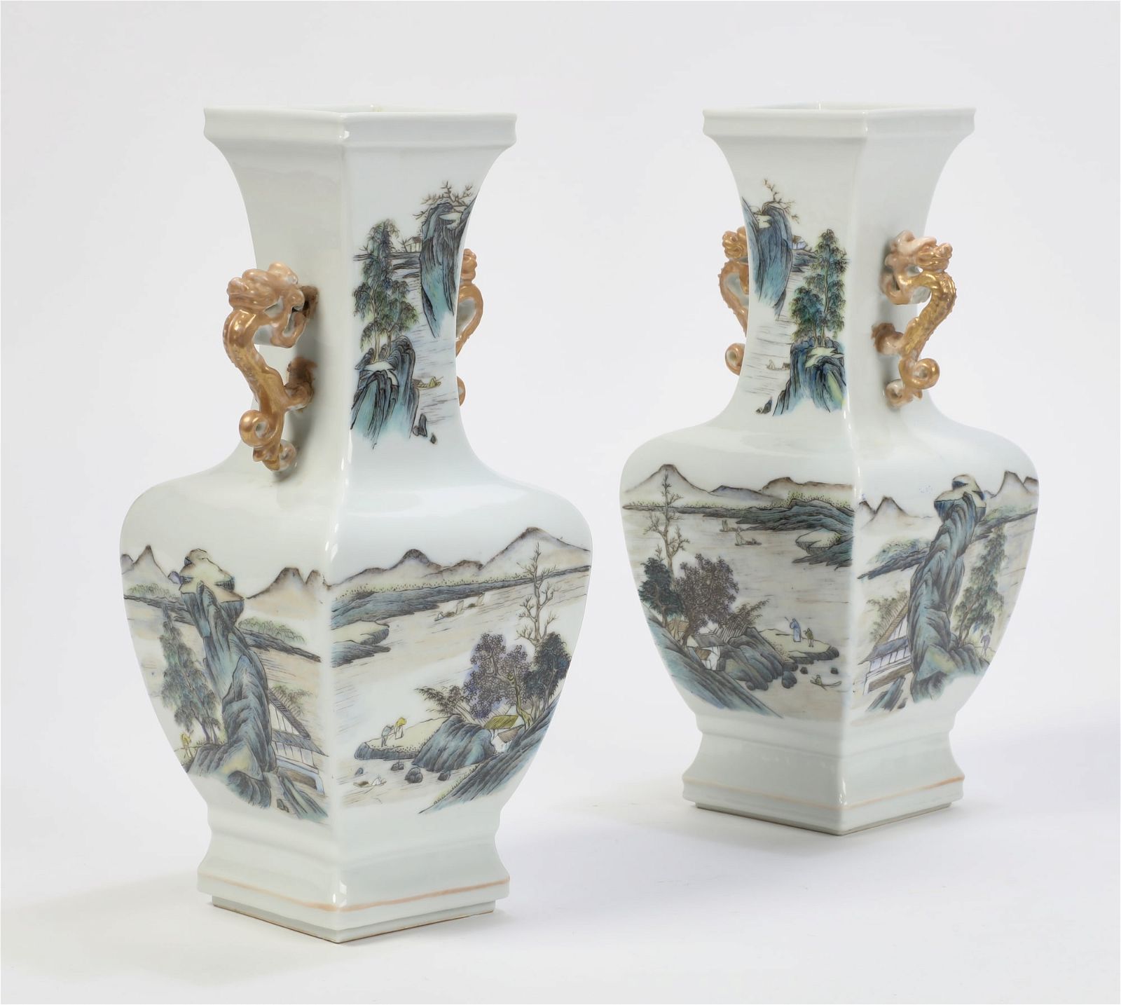 A PAIR OF CHINESE PORCELAIN