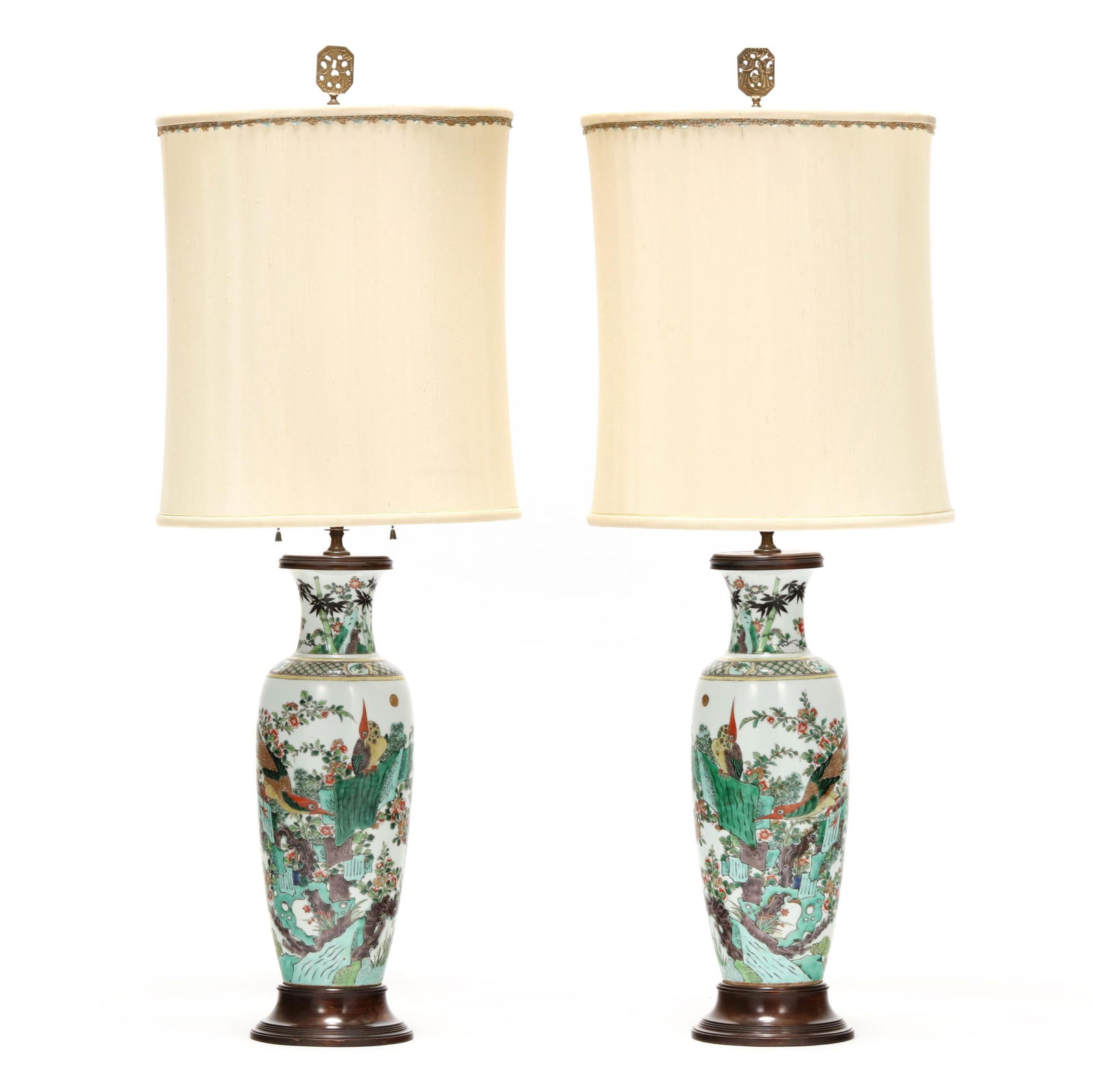 A PAIR OF CHINESE PORCELAIN FAMILLE
