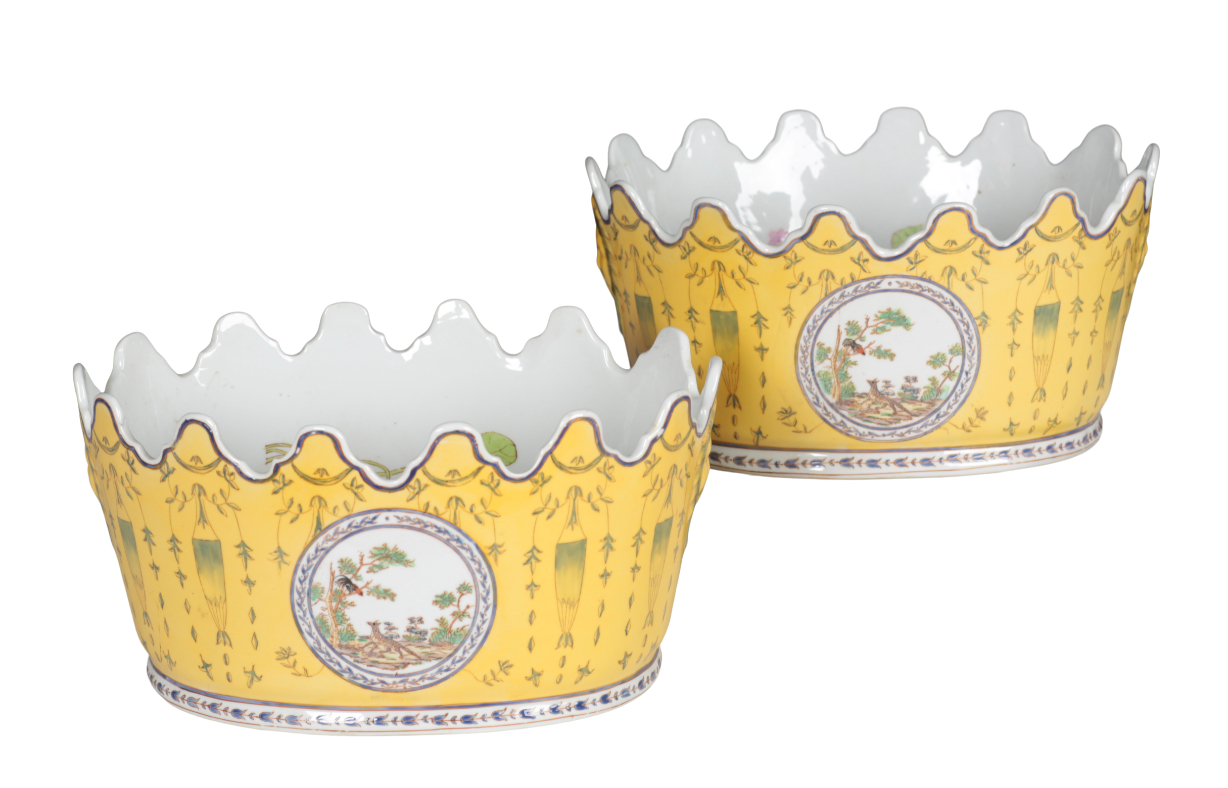 A PAIR OF CHINESE PORCELAIN