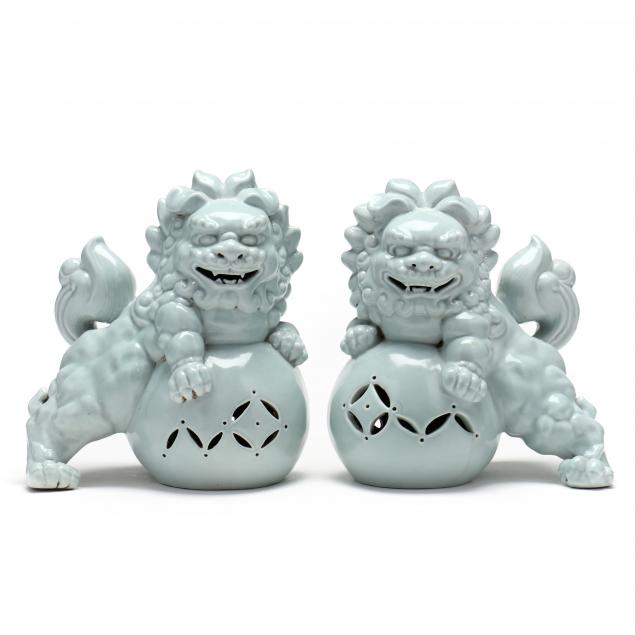 A PAIR OF CHINESE PORCELAIN FOO