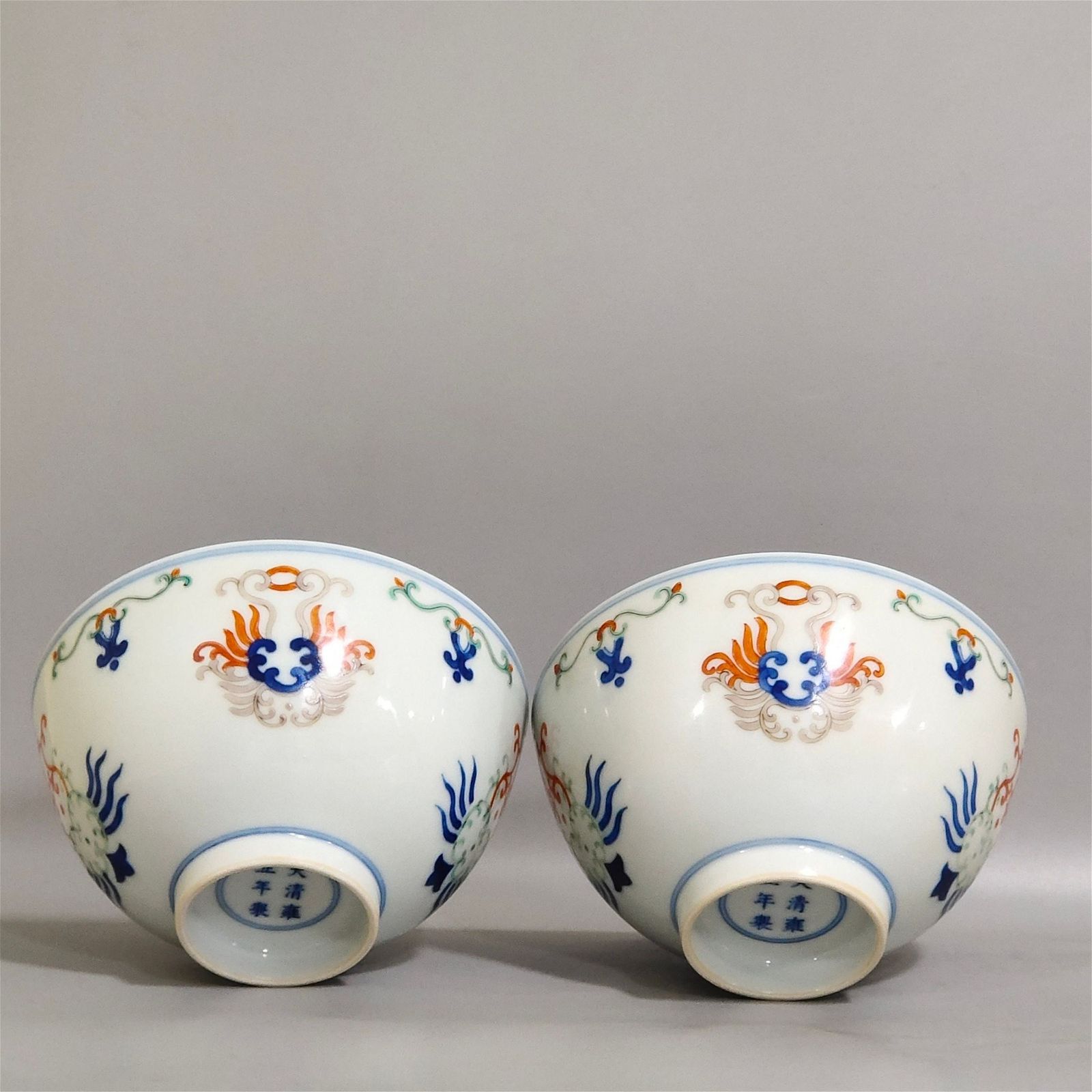 A PAIR OF CHINESE PORCELAIN