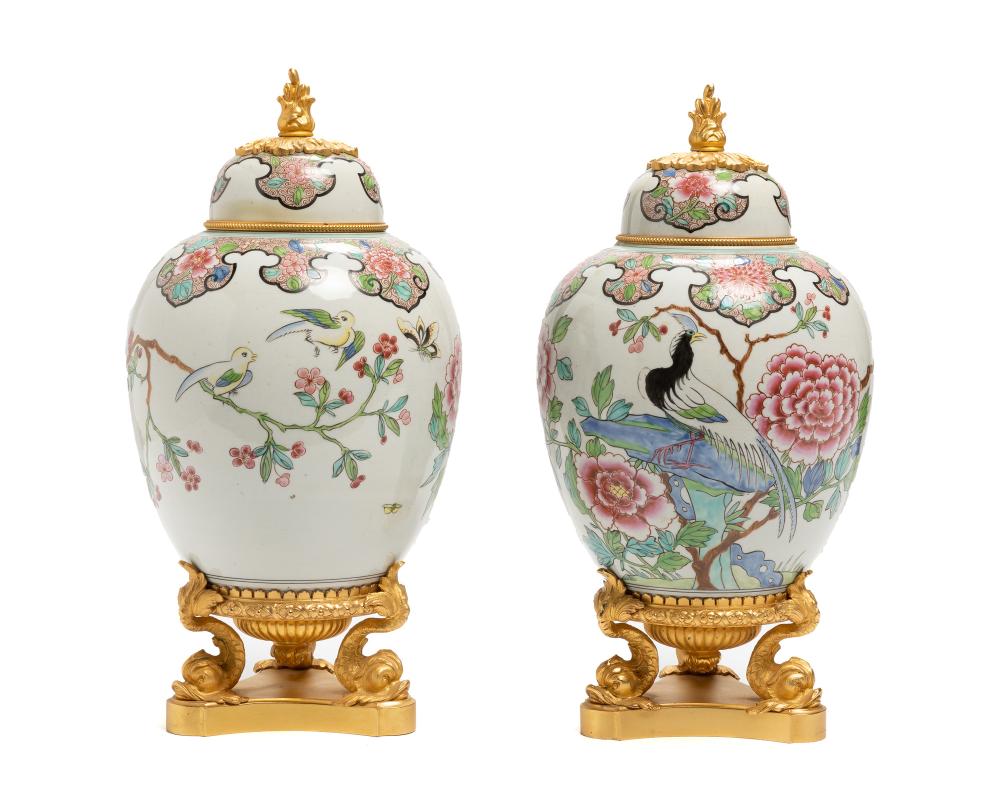 A PAIR OF CHINOISERIE LIDDED