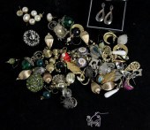 A pair of costume jewellery ea