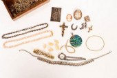 A pair of costume jewellery ea
