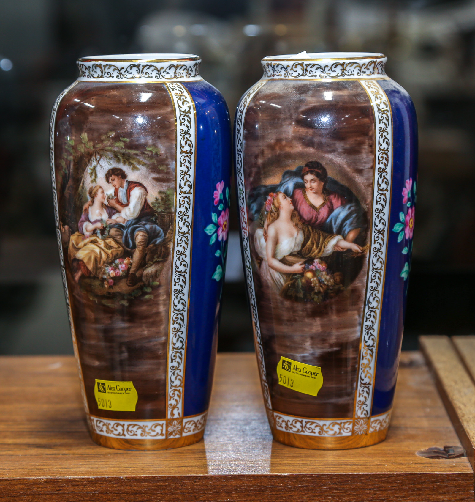 A PAIR OF DECORATIVE NEOCLASSICAL