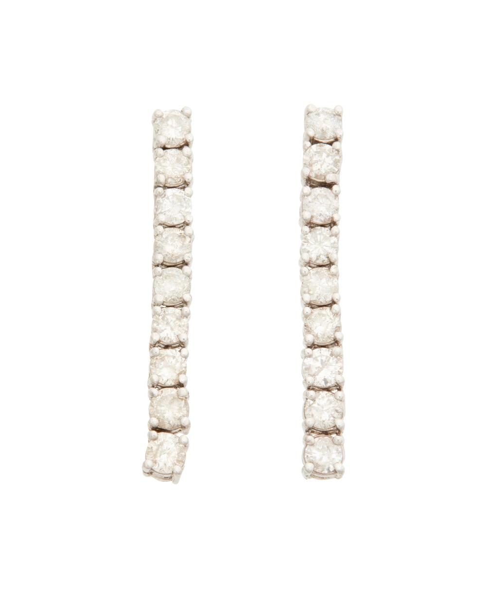 A PAIR OF DIAMOND DROP EARRINGSA