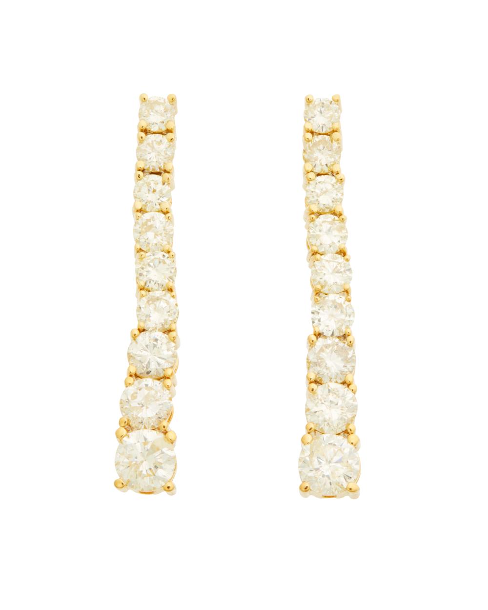 A PAIR OF DIAMOND DROP EARRINGSA