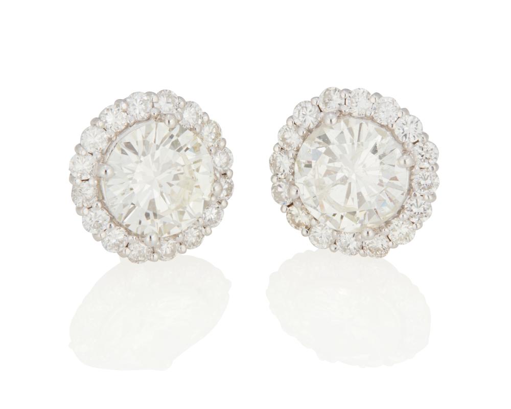 A PAIR OF DIAMOND STUD EARRINGSA