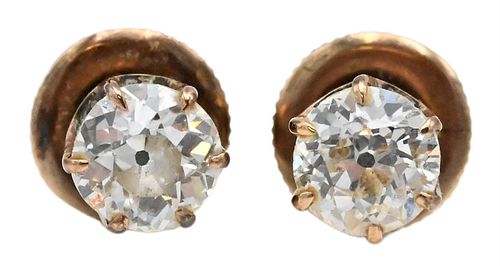 A PAIR OF DIAMOND STUD EARRINGSA