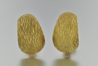 A Pair of Elegant 18k Clips 18k