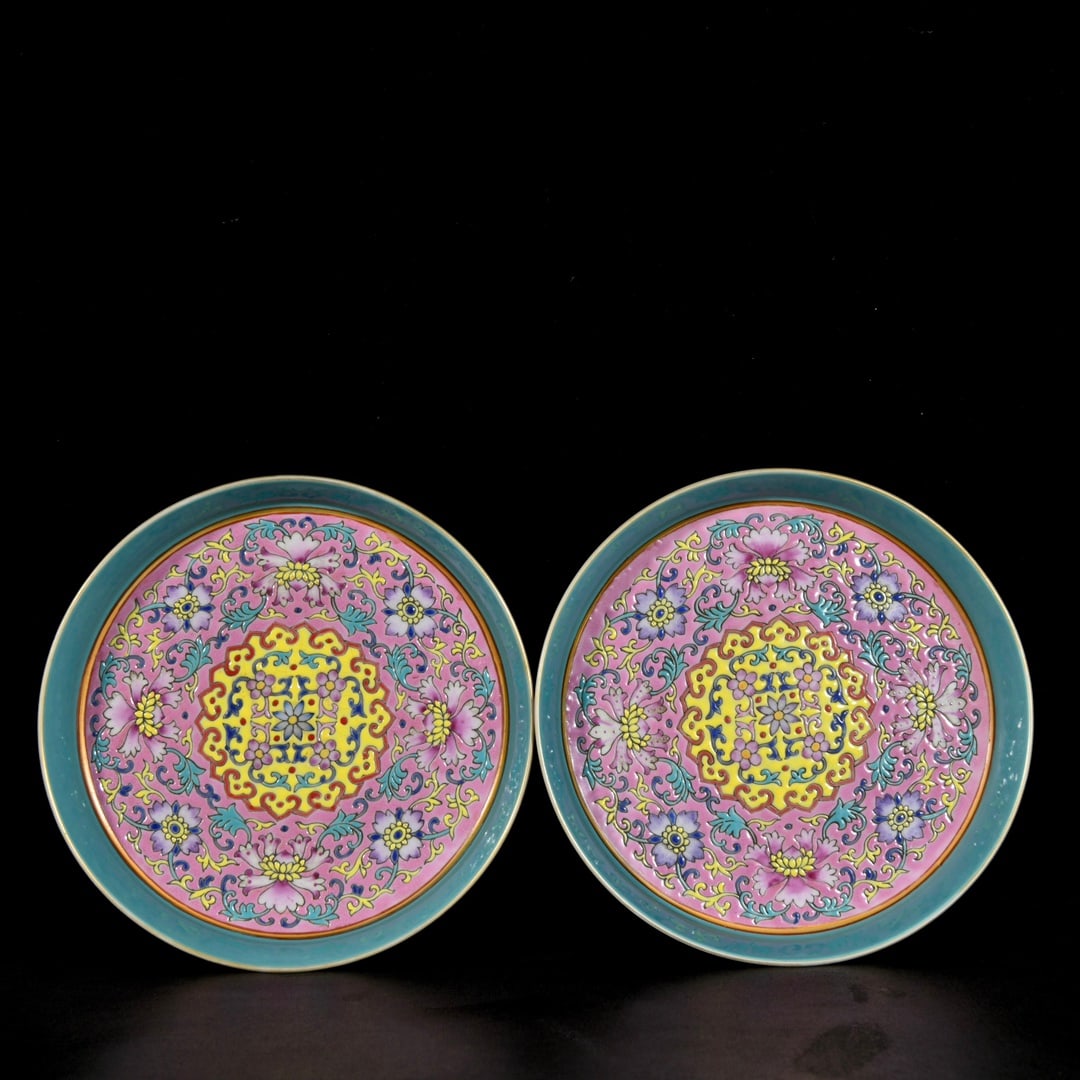 A PAIR OF ENAMEL 'INTERLOCKING