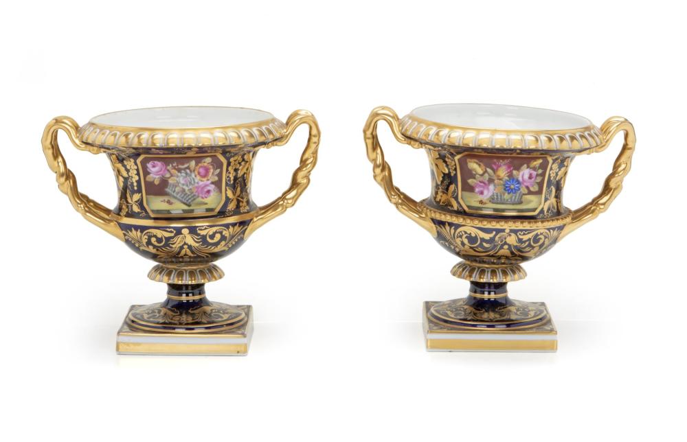A PAIR OF ENGLISH PORCELAIN URNSA
