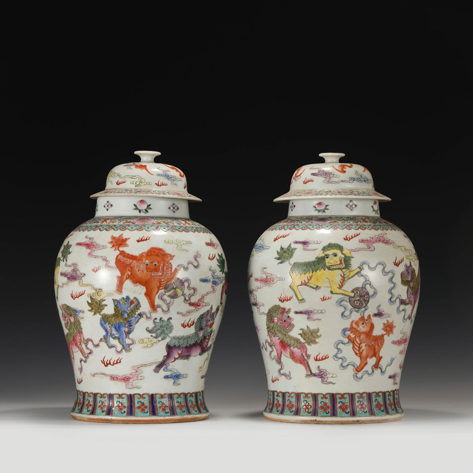 A PAIR OF FAMILLE ROSE PORCELAIN