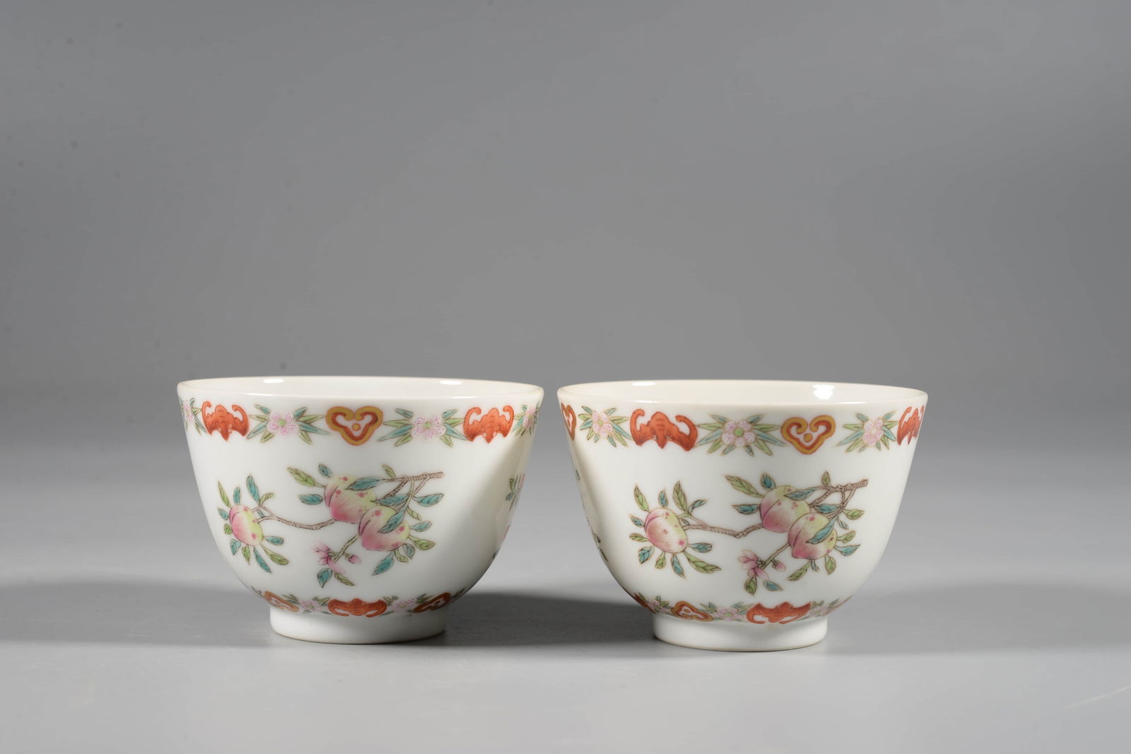 A PAIR OF FAMILLE ROSE 'SANDUO'