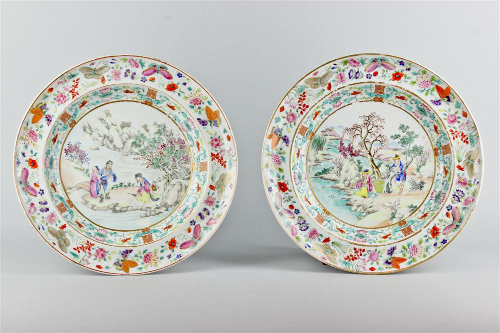 A PAIR OF FINELY PAINTED CHINESE