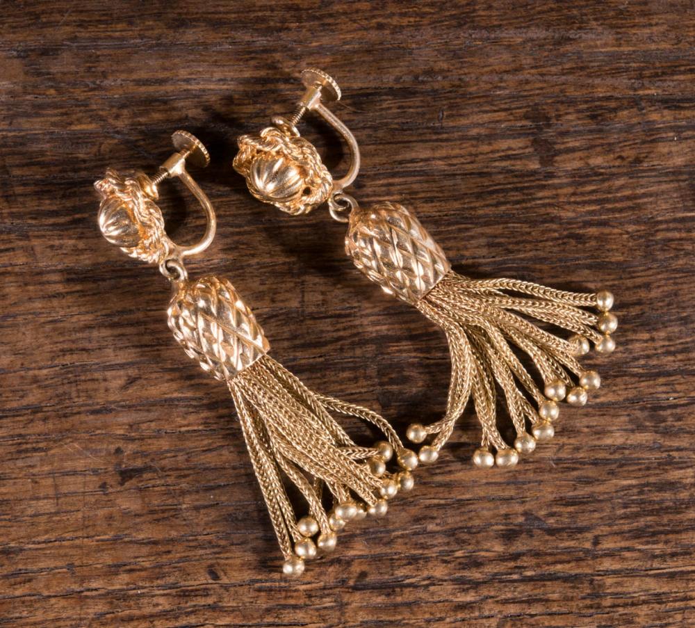 A PAIR OF GOLD TASSEL EARRINGSA