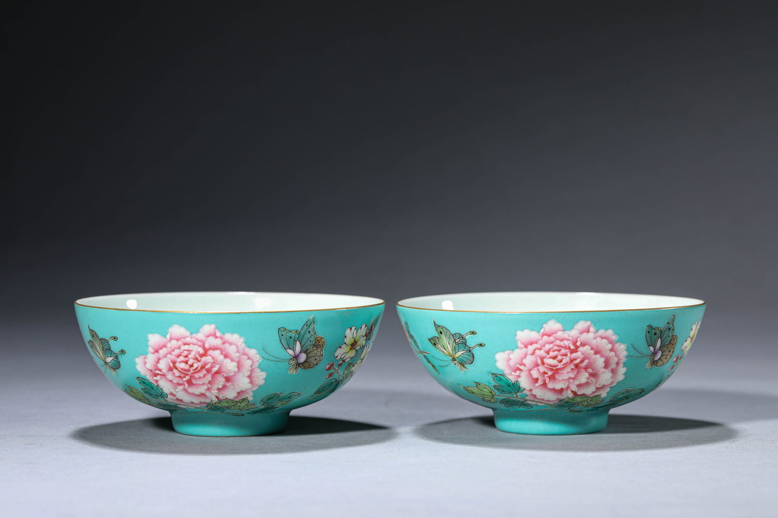 A PAIR OF GREEN GROUND FAMILLE ROSE