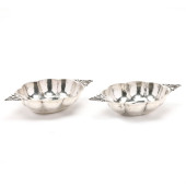 A PAIR OF HANAU SILVER BOWLS<b
