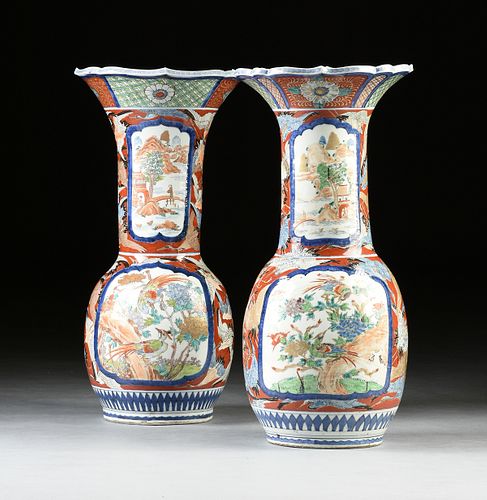 A PAIR OF IMARI CRANE MOTIF