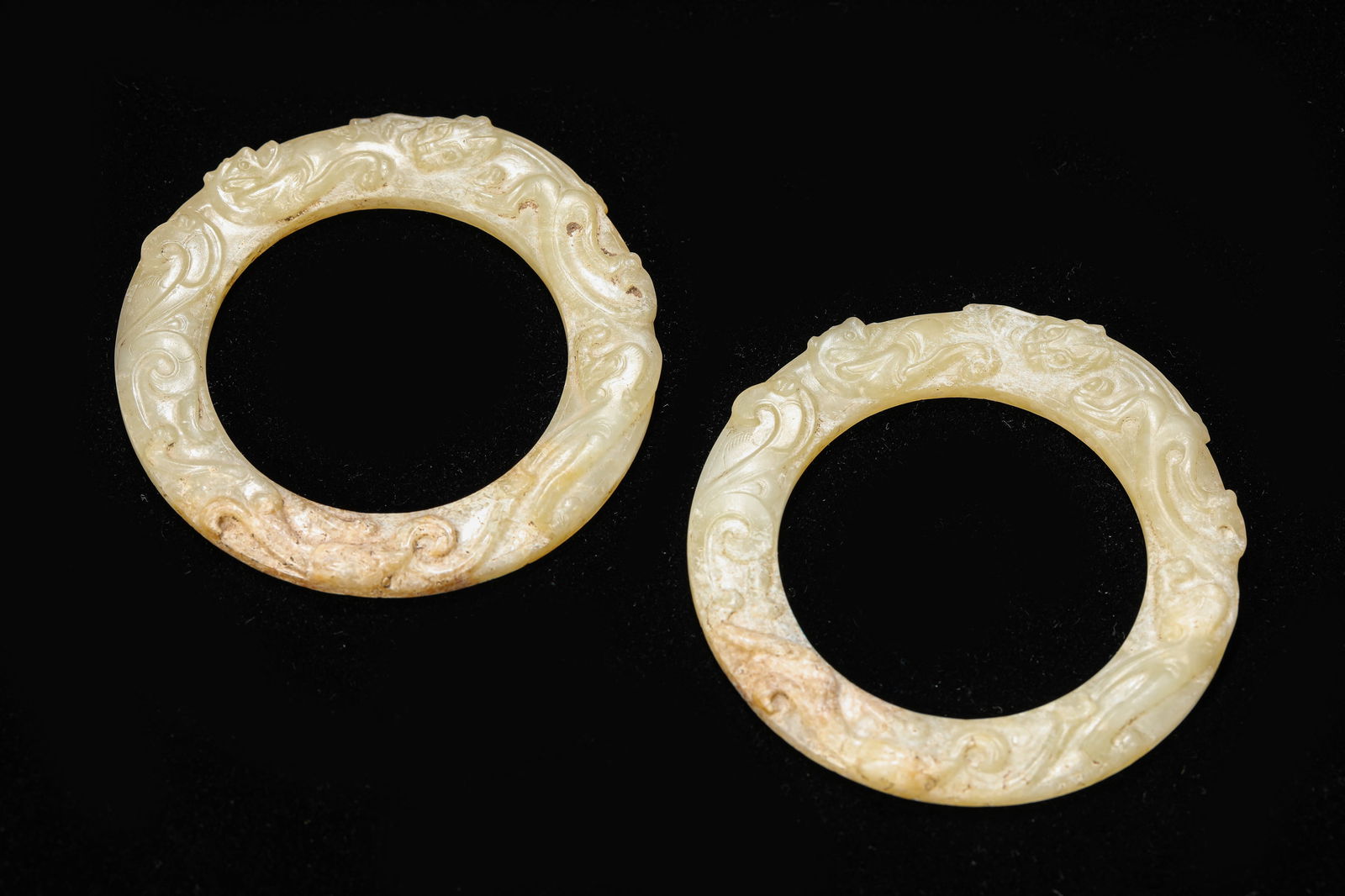 A PAIR OF JADE RINGS WITH CHI