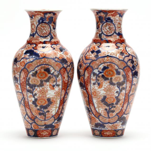 A PAIR OF JAPANESE IMARI