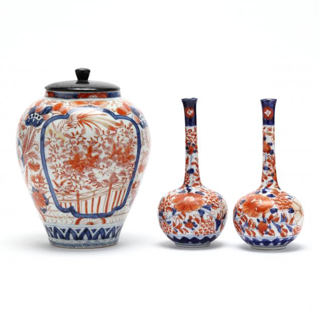 A PAIR OF JAPANESE IMARI BOTTLE
