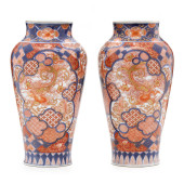 A PAIR OF JAPANESE IMARI PORCE