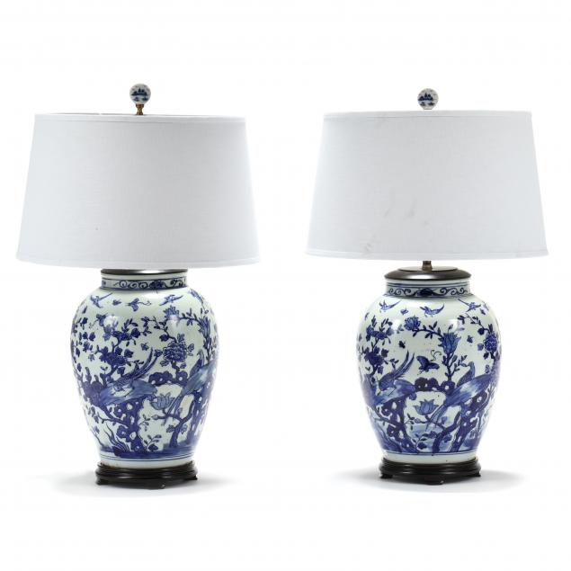 A PAIR OF LARGE CHINESE PORCELAIN