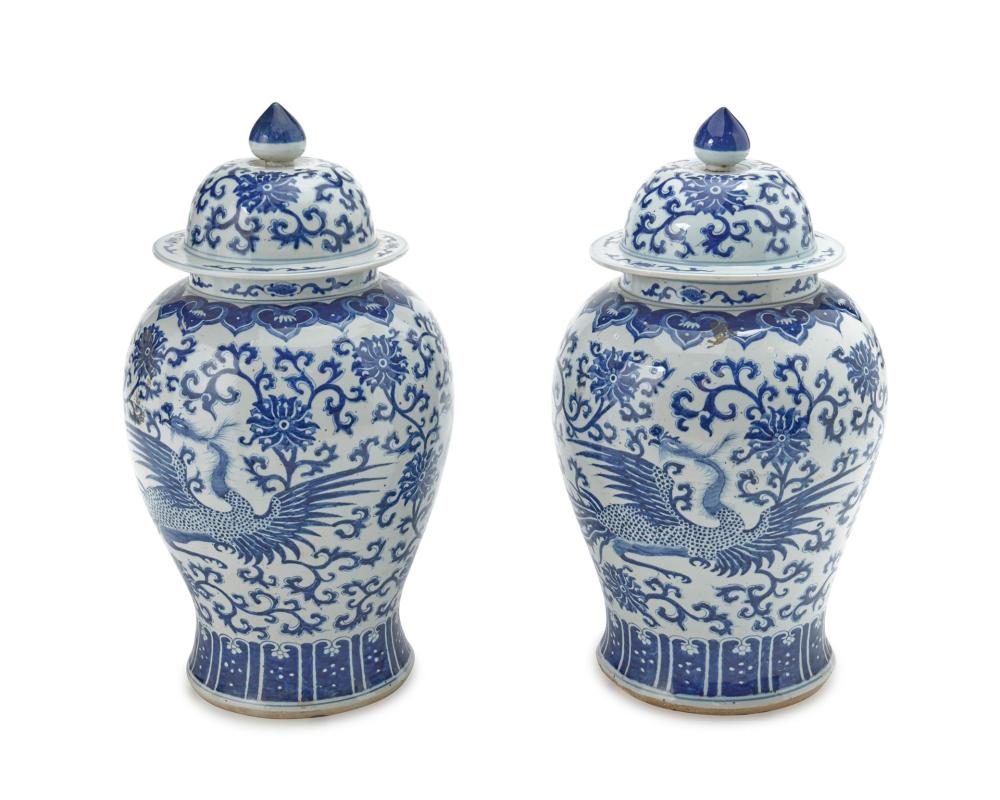 A PAIR OF LARGE CHINESE PORCELAIN