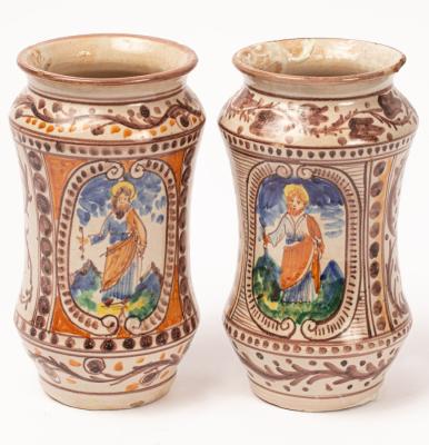 A pair of maiolica albarelli in the