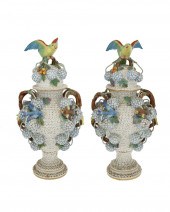 A PAIR OF MEISSEN "SCHNEEBALLE