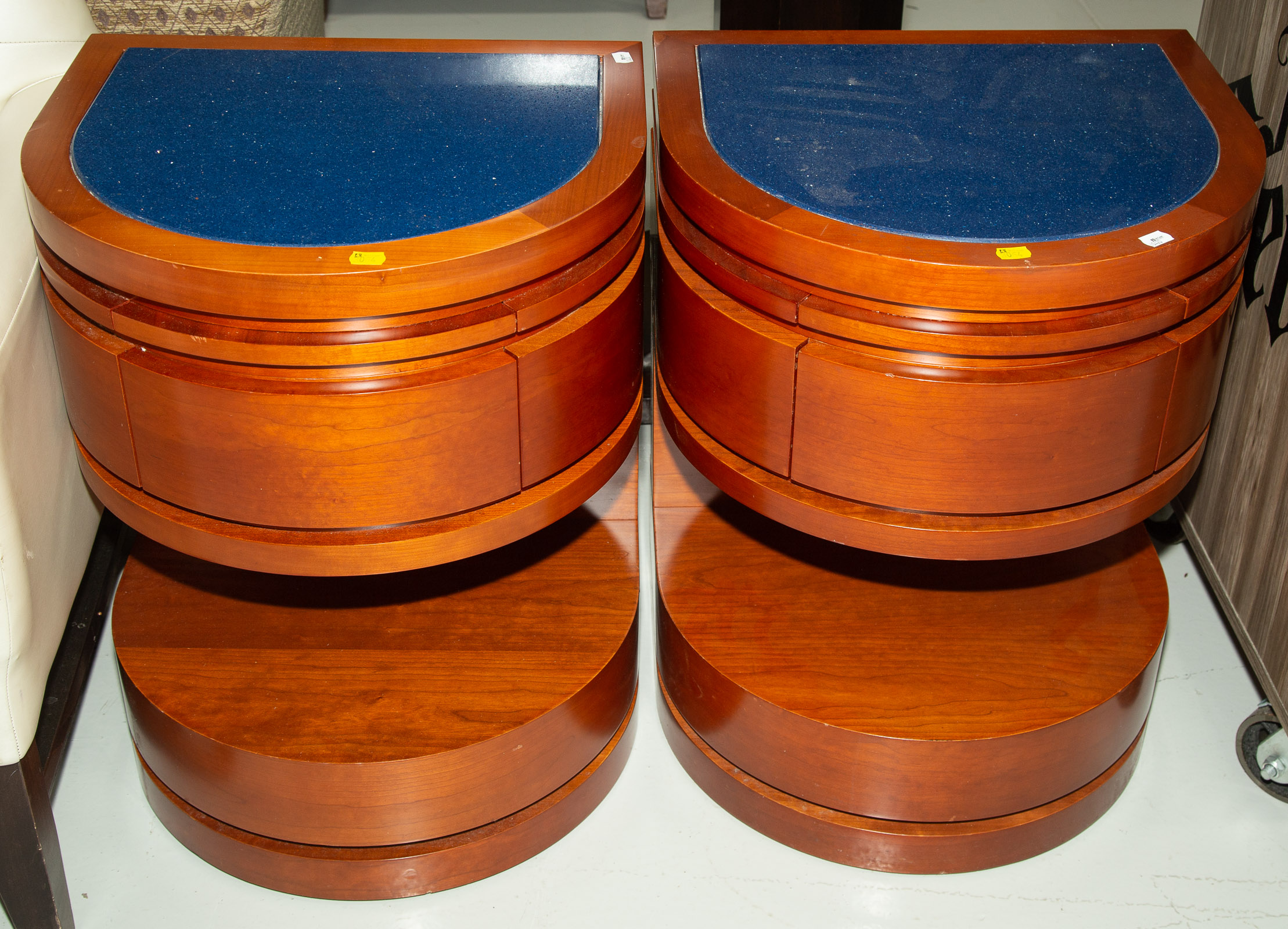 A PAIR OF MODERN STYLE ONE-DRAWER