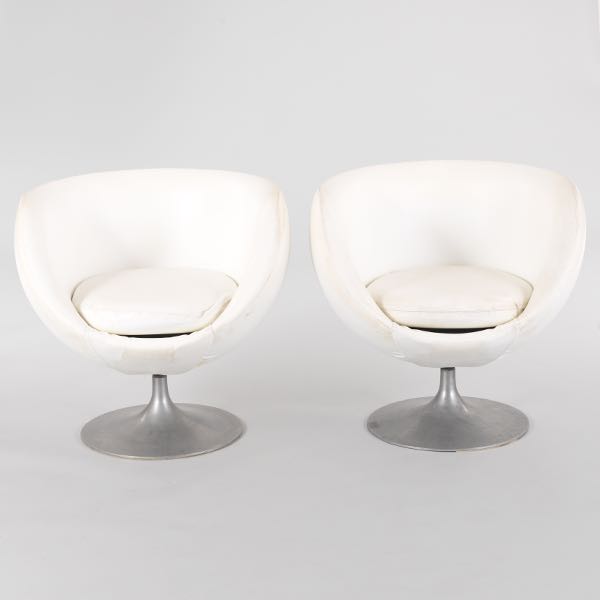 A PAIR OF OVERMAN POD CHAIRS 27 ½"H