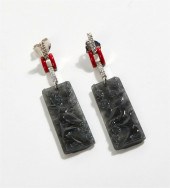 A PAIR OF PENDANT EARRINGSA pa