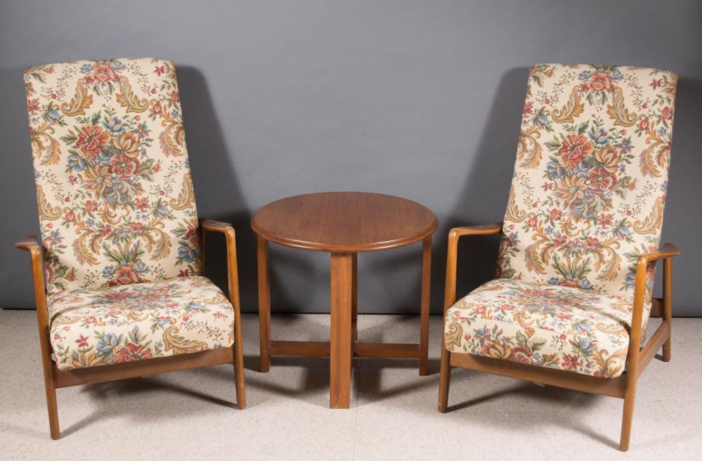 A PAIR OF RECLINING LOUNGE CHAIRS