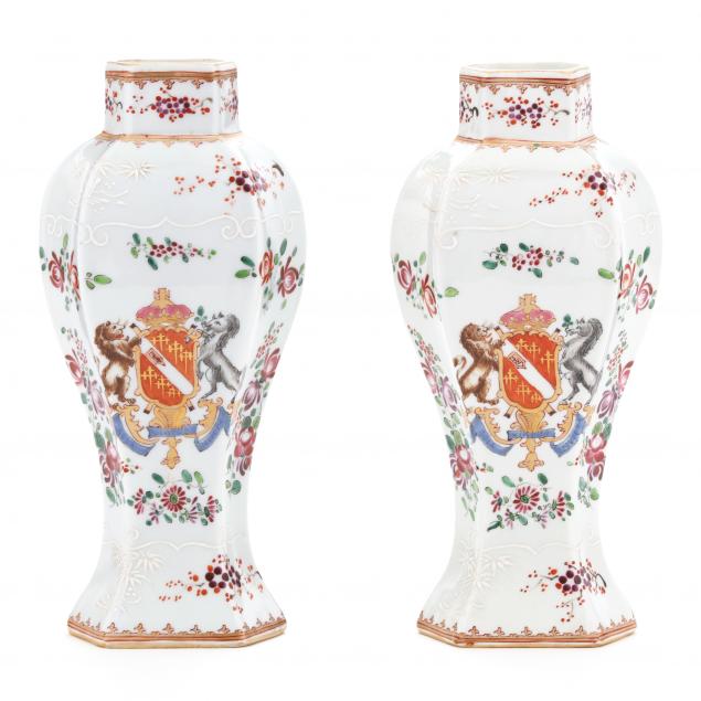 A PAIR OF SAMSON ARMORIAL VASES