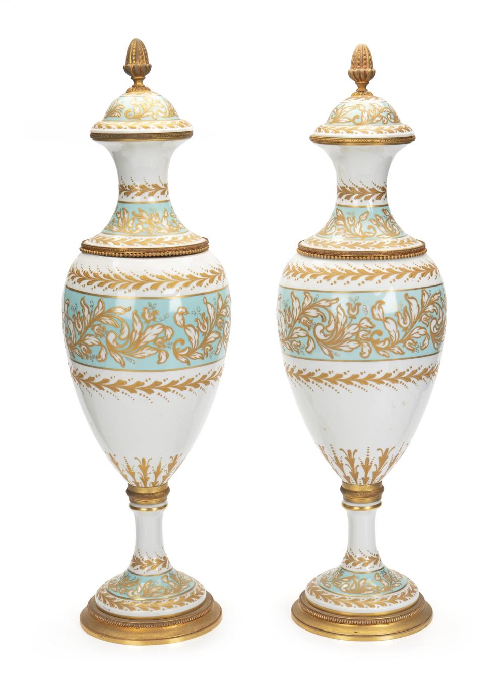A PAIR OF SèVRES-STYLE URNSA pair