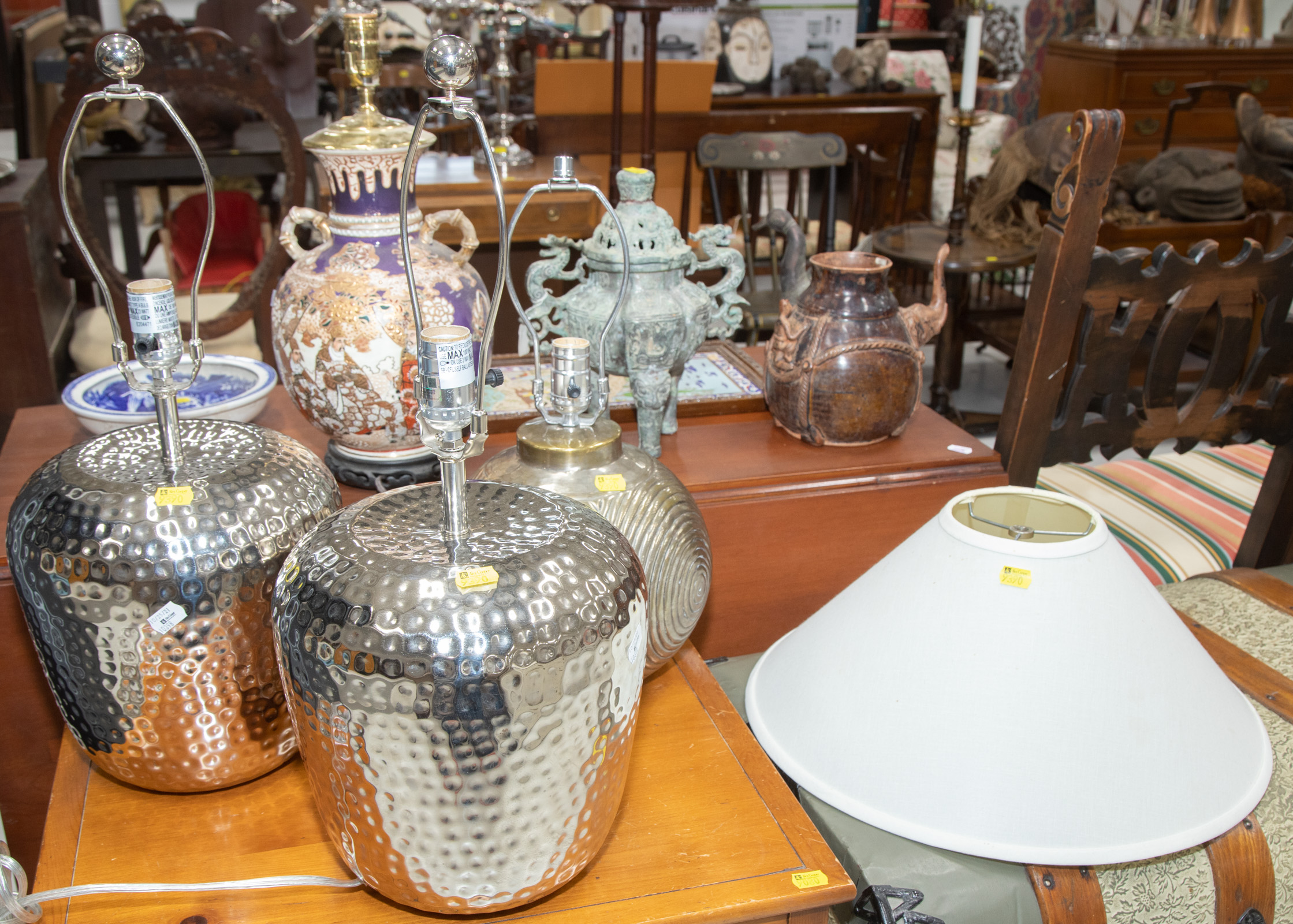 A PAIR OF TABLE LAMPS & A SINGLE