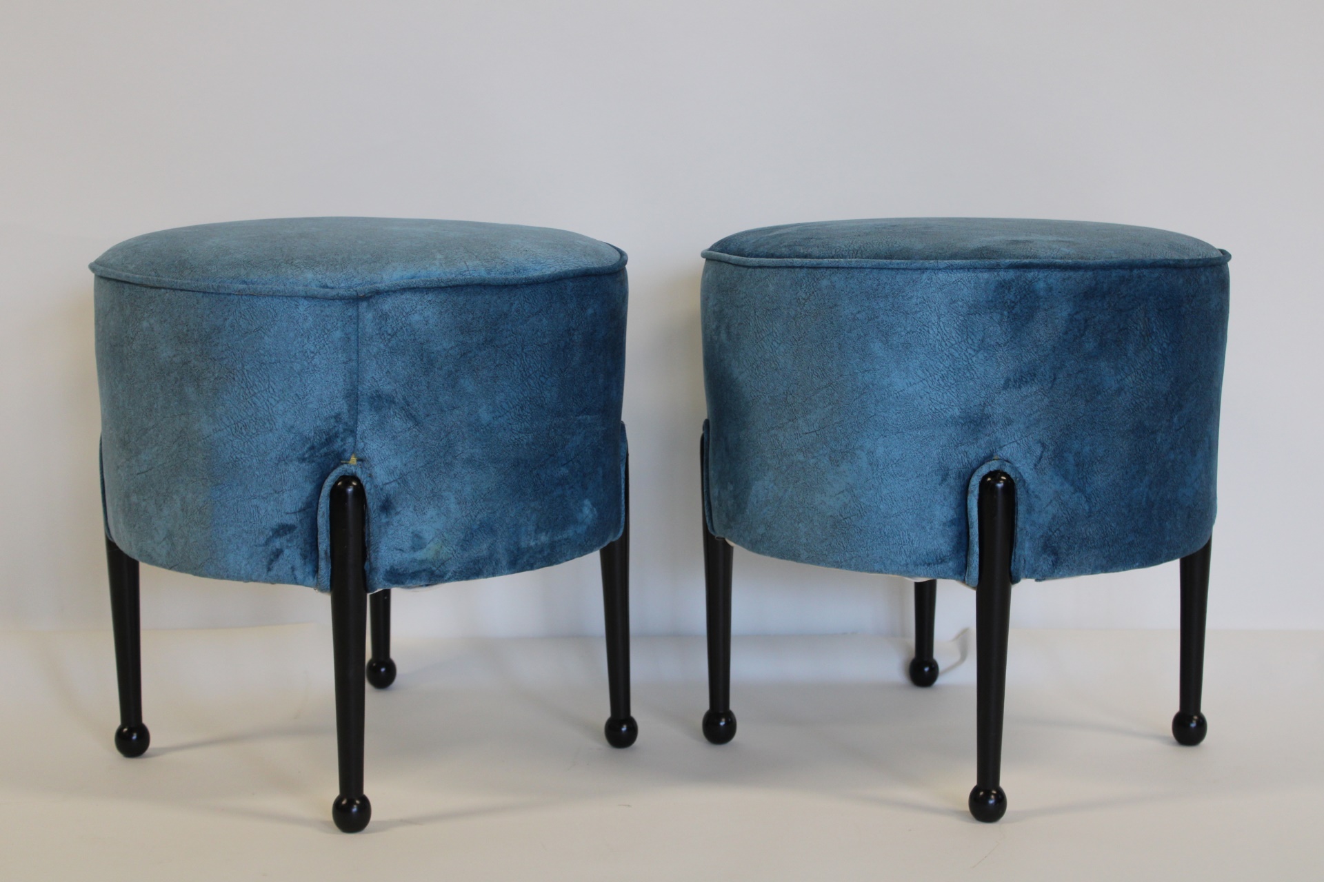 A PAIR OF UPHOLSTERED STOOLS WITH