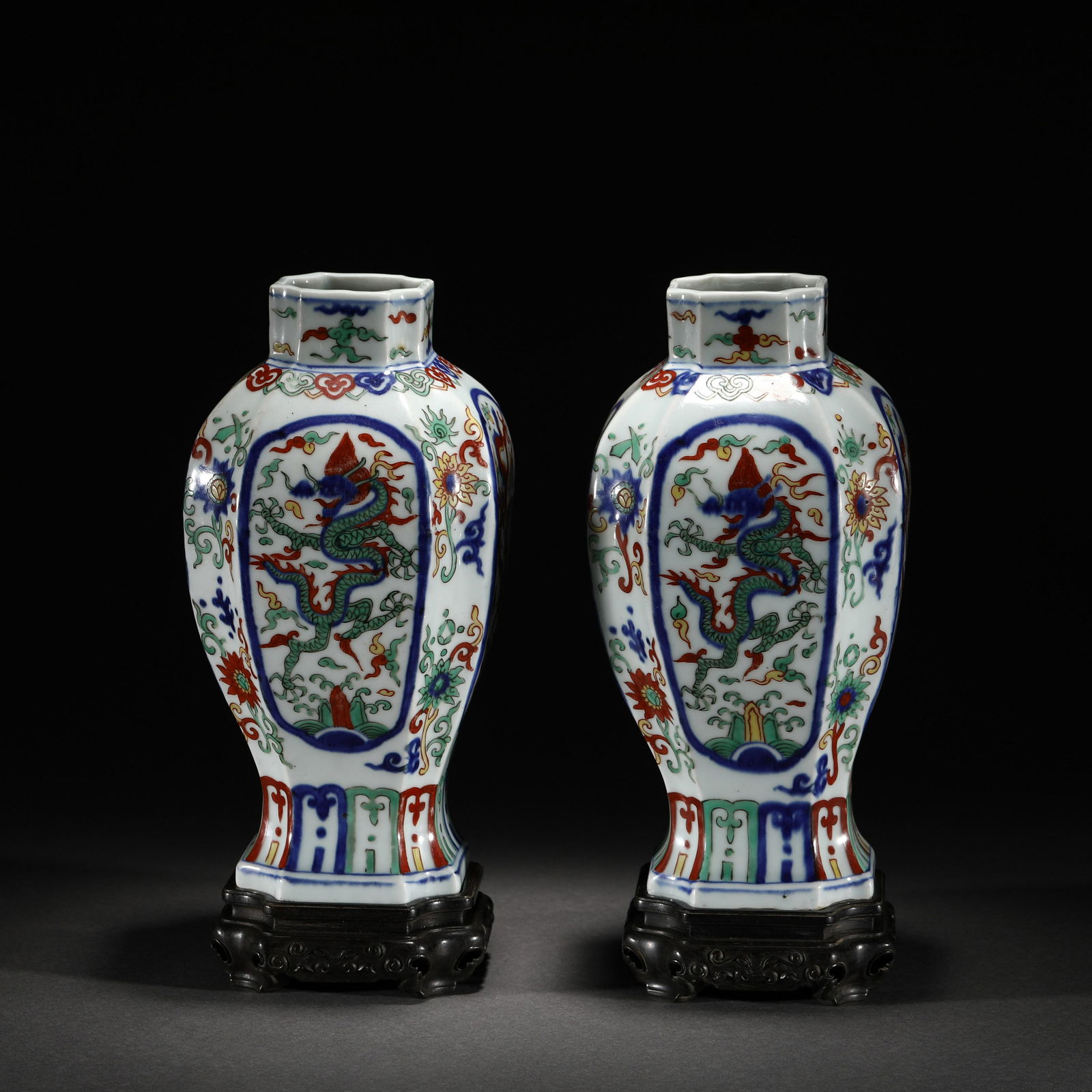 A PAIR OF WUCAI DRAGON PATTERN