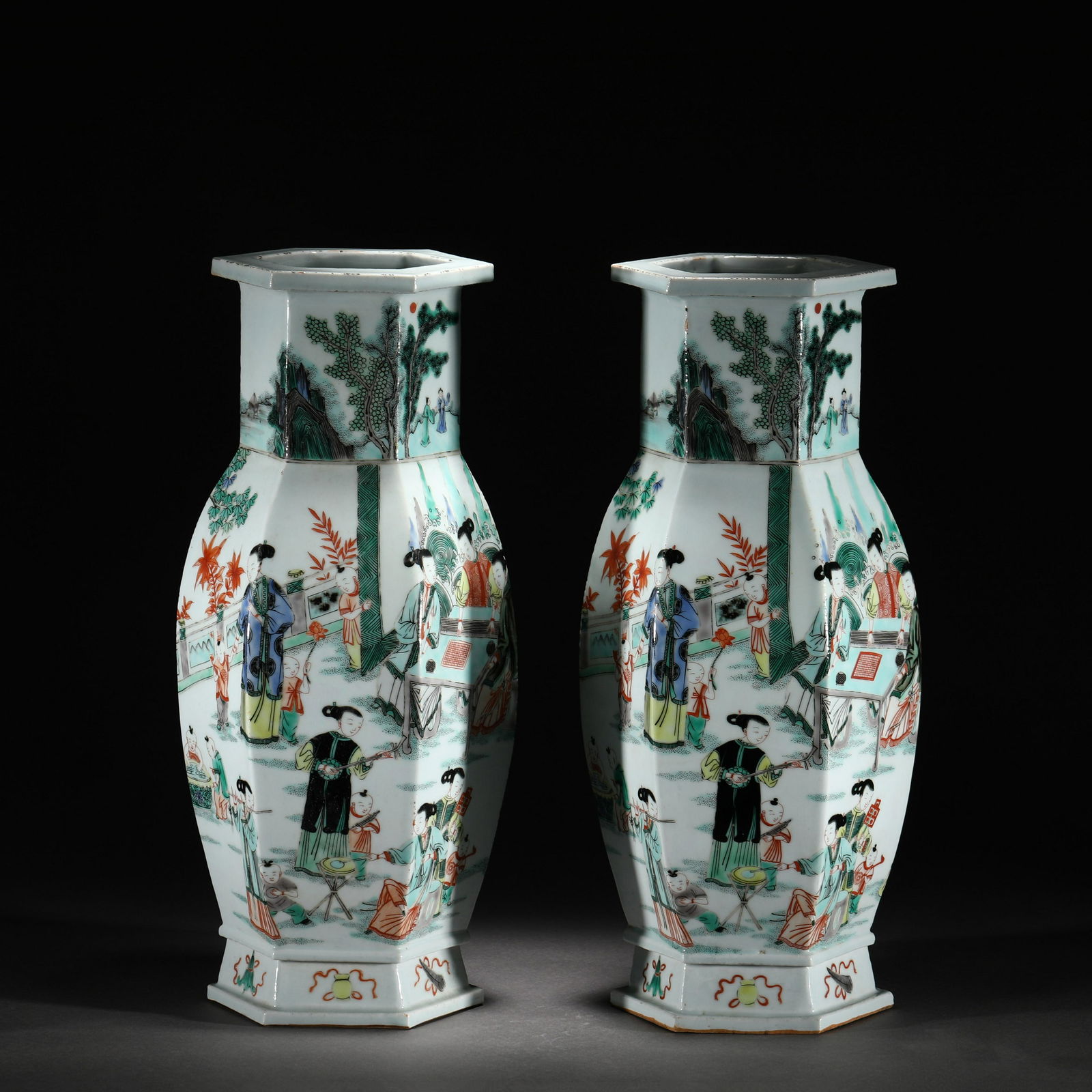 A PAIR OF WUCAI FIGURE STORY