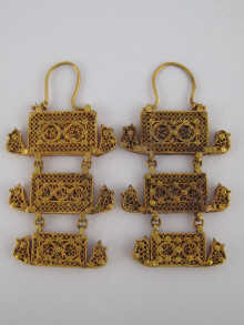 A pair of yellow metal (tests
