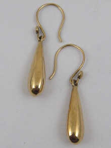 A pair of yellow metal (tests 9